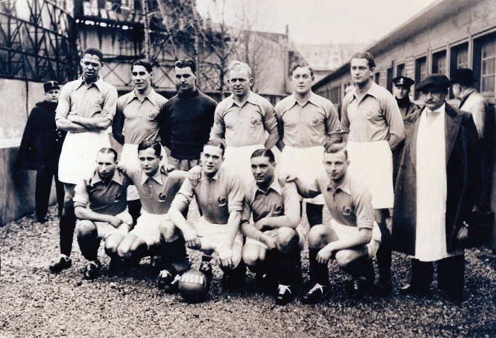 L'équipe de France en 1937.
