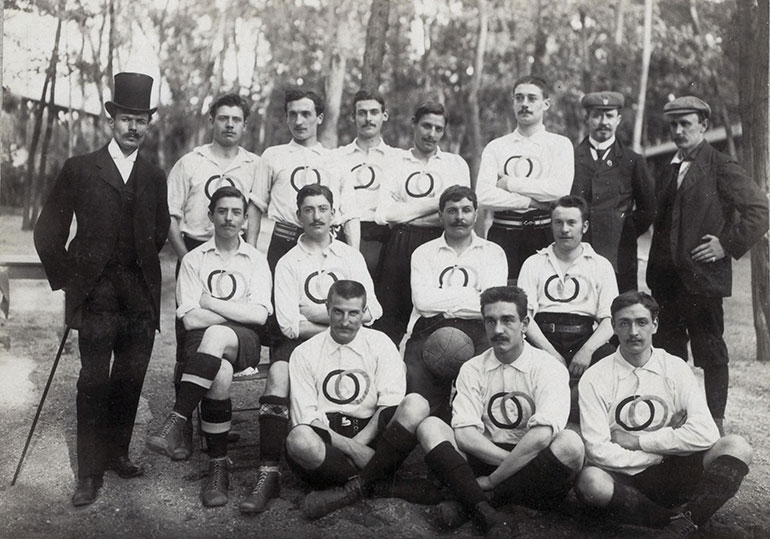 La sélection française aux Jeux olympiques de 1900. Eugène Fraysse est le troisième au centre en partant de la gauche.