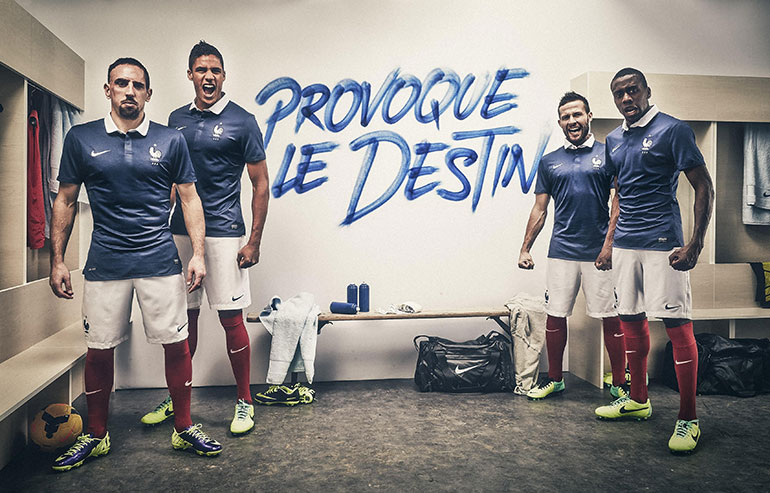 Nike devient l'équipementier des Bleus en janvier 2011. Ici la publicité pour le maillot de la Coupe du monde 2014 avec Ribéry, Varane, Cabaye et Matuidi.